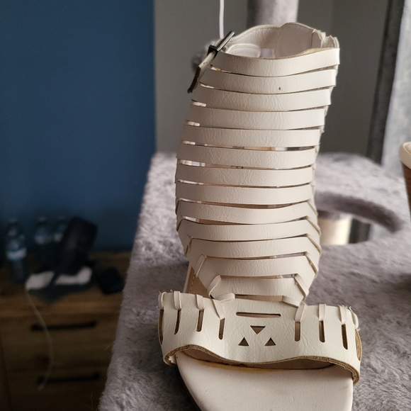 Open toe heals - Picture 2 of 2